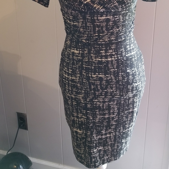 Ann Taylor  v neck dress. - Picture 4 of 5